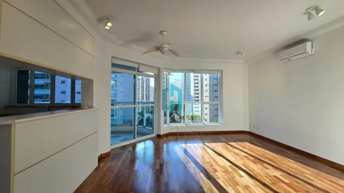 Apartamento com 2 quartos e 2 vagas de garagem para aluguel.