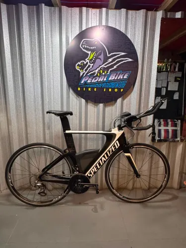 Specialized SHIV 56 com rodas de treino, carbono ZIPP 808 e medidor de potência.