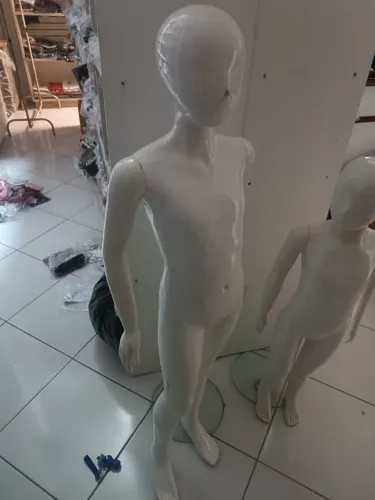 MANEQUIM MENINO ARTICULADO COMPLETO