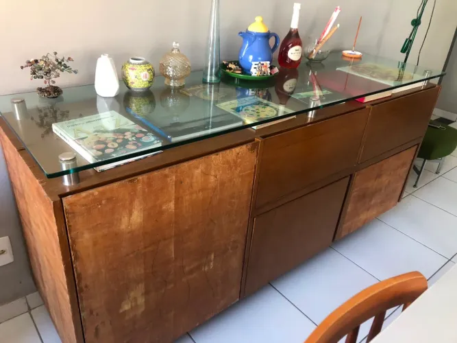 Aparador Buffet de Madeira com Tampo de Vidro - Grande e Elegante