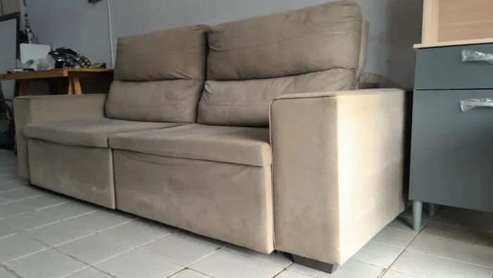 Sofa 3 lugares retrátil e reclinável em camurça areia em ótimo estado conservado entrego
