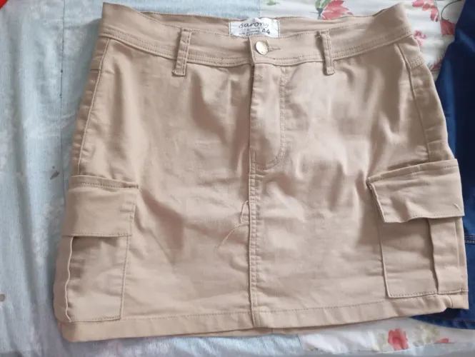 Saia cargo bege , e short jeans cintura alta
