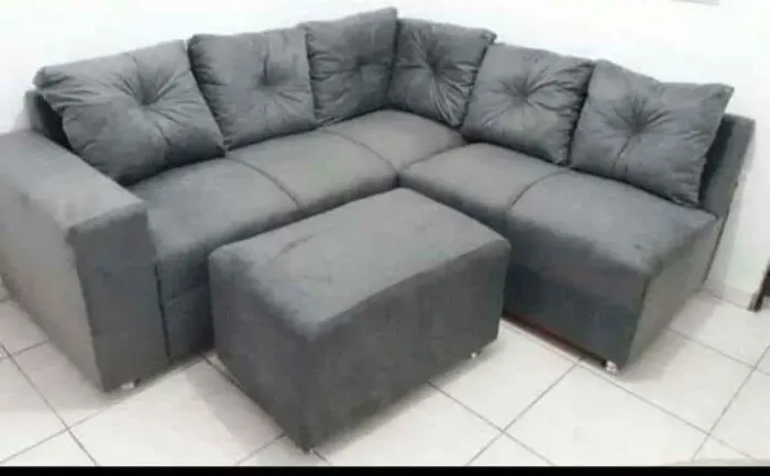 Sofá de Canto Cinza com Almofadas Floridas novo lacrado 