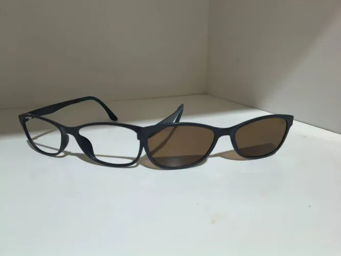 Óculos Chilli Beans na cor cinza. Armação resistente. Lentes de sol polarizadas. 