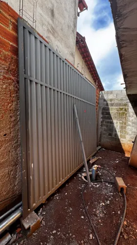 Portão de correr grande 