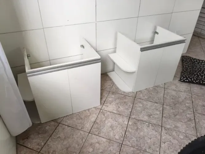 2 armários de banheiro em MDF com nichos laterais