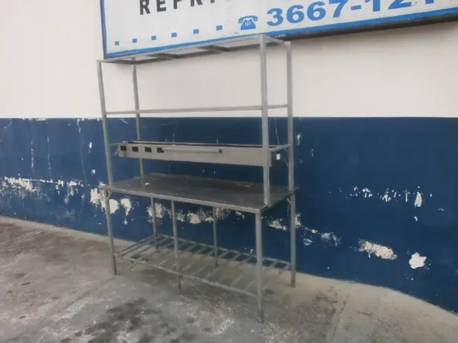 mesa com tampo em inox- com espaço para cubas -codimentadora e 2 prateleiras sobre o tampo