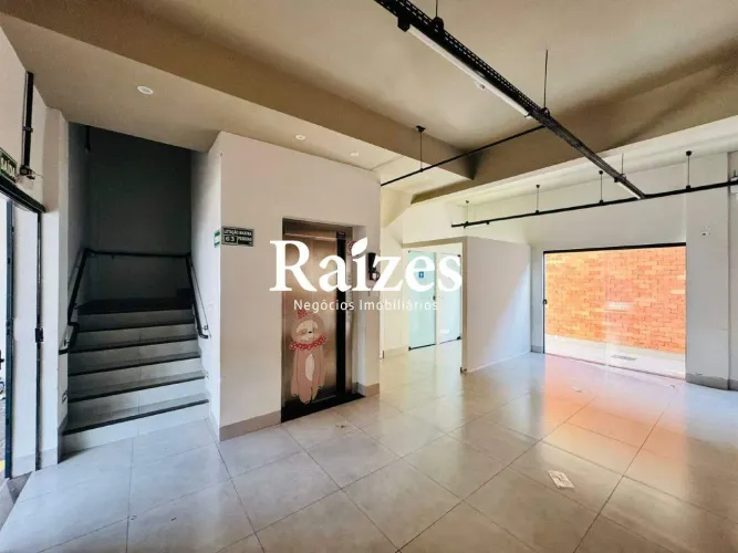 Prédio Comercial Estratégico no bairro Centro de Uberlândia com 400m² Elevador e 15 Salas 