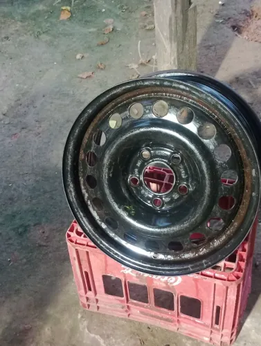 Vendo aro15 de 5 furo e da GM ou troca em aro15 de 4 furo ou em um pneu 15 só entre em con