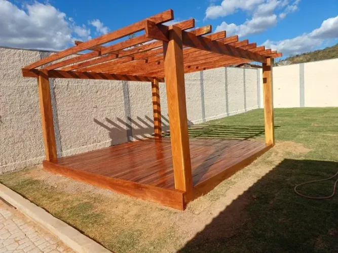 Pergolado com deck em madeira