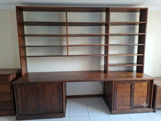 Estante de biblioteca em madeira maciça