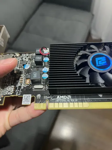 Placa de Vídeo PowerColor AMD Radeon R7 240 4GB GDDR5 - Impecável!