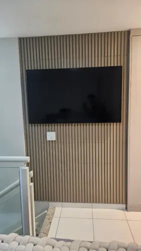 Painel ripado. Feito em placas ripadas. Cor Fendi.