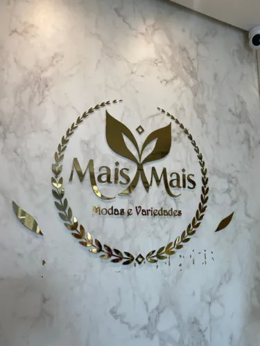 Letreiro em acrílico logo em alto relevo 