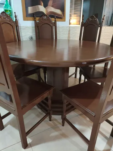 Jogo de mesa de jantar redonda com 6 cadeiras .madeira maciça 
