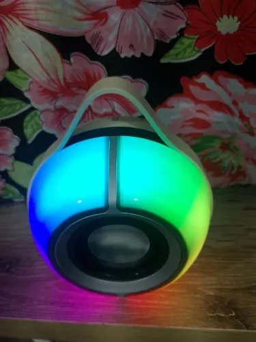 Caixinha de som portátil bluetooth RGB da marca New'ion Usada apenas uma vez