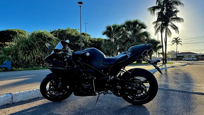 Yamaha R1 (All Black)