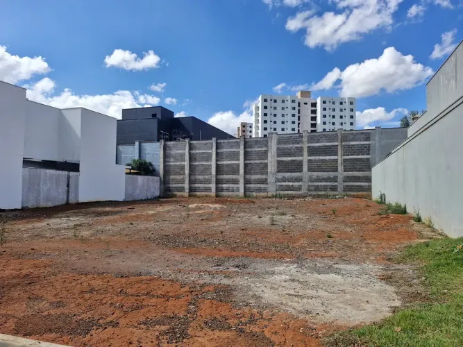 Condomínio Raros Alto Umuarama, Terreno com 257m², Topografia Plana, Particular