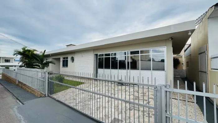 Casa Ampla com 720 m² de Terreno em Capoeiras - Florianópolis/SC