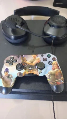 PS4 Slim 1TB + Controle Personalizado + Fone Gamer JBL