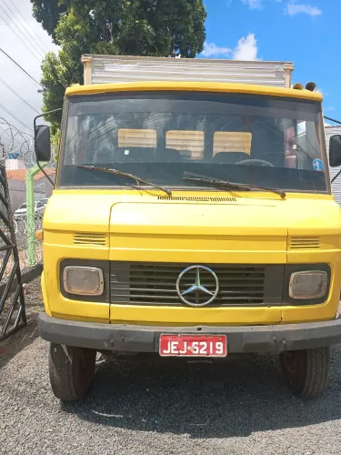 Caminhão baú L608D Cor amarelo categoria Aluguel
