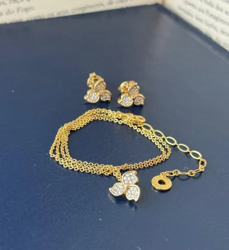 Conjunto Morana colar e brinco - Flor de três pétalas em dourado