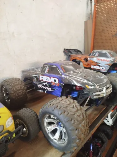Automodelo Traxxas Revo 3.3