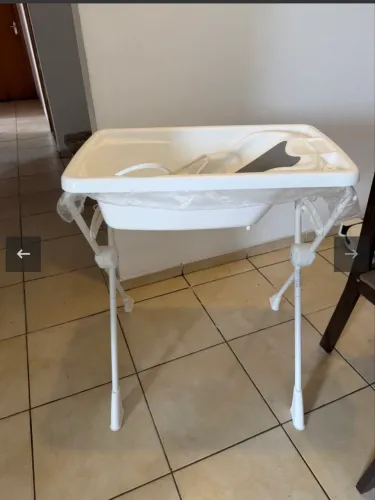 Banheira de bebê com suporte 