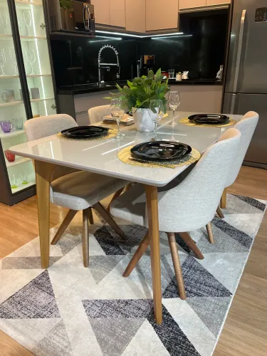 Mesa 1,40x0,90 tampo off white + 4 poltroninha giratória tec linho bege