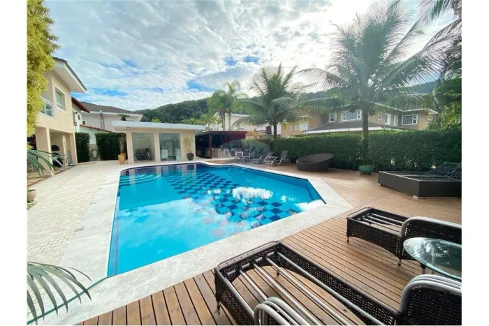Casa a venda em Condominio Fechado - Praia da Enseada - Guaruja