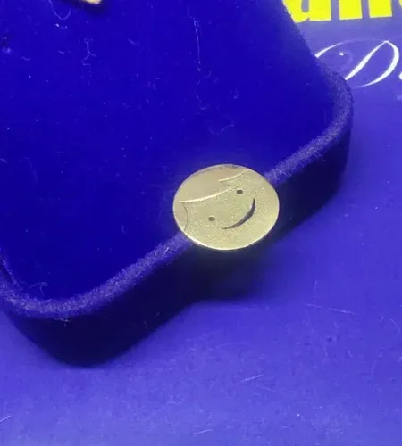 Pingente Rosto Menino Boneco Passador de Cordão atrás Ouro 18 Kilates Peso 1.10 Grama 12 m