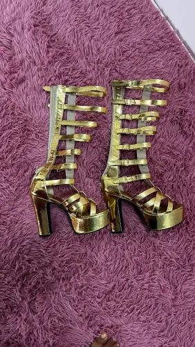 Gladiadora dourada feminina