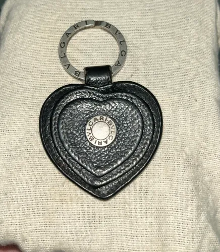BVLGARI - Chaveiro/Porta-Chaves Coração em Couro