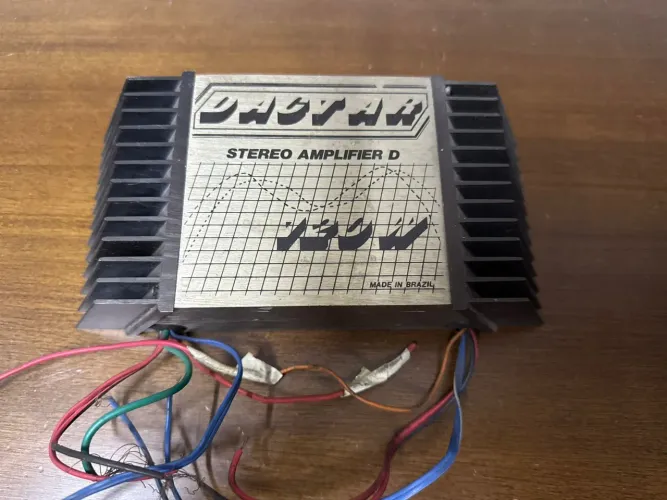 Amplificador estéreo para sistemas de som de carros.