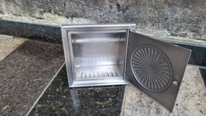 1 saboneteira e 2 porta papel higienico.