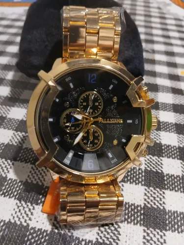 Vendo relógios pallyjane dourado com fundo preto.