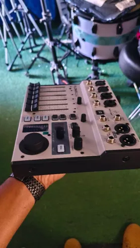 Flow 8 Behringer - mesa de som digital Behringer apenas quatro meses de uso.