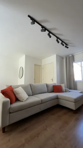 Sofá com chaise de linho