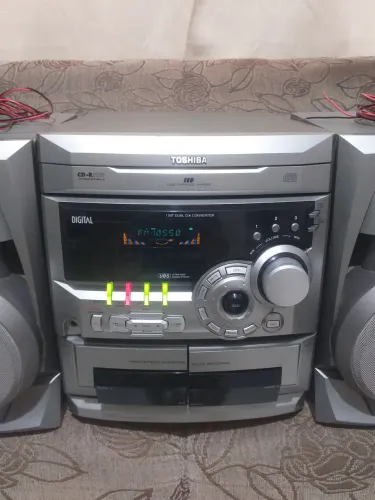 Vendo aparelho de som Toshiba com duas caixas