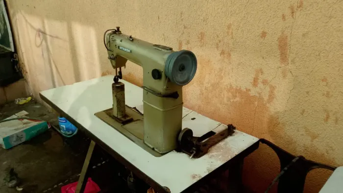 Máquina de costura, uma de coluna e uma pneumática