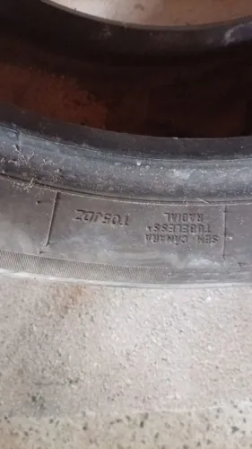 Par de pneu semi novo 205 55 17