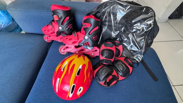 Patins Unisex - Com protetores / Capacete / Chave / Tamanho 35 ao 38. Valor R$ 150,00