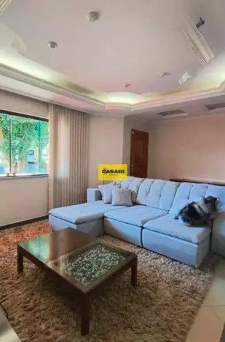 Sobrado Espaçoso com Suíte, Closet, Área Gourmet e 4 Vagas Próximo ao Shopping ABC