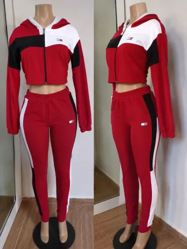 Conjunto lindo e super estiloso, composto por causa e blusa de zíper com capuz ( seminovo