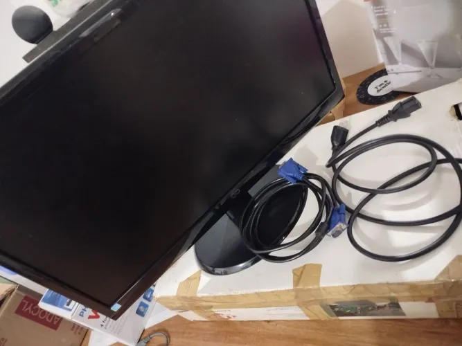 Vende-se monitor AOC 19" usado em ótimo estado com cabos!