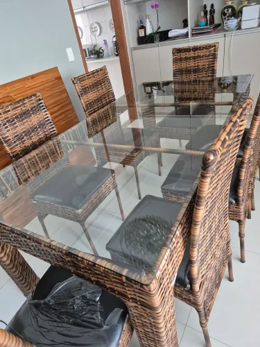 Mesa de Rattan e vidro com 8 cadeiras em Rattan e acento em corino preto