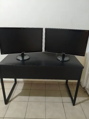 Monitores Samsung e uma mesa de Escritório 