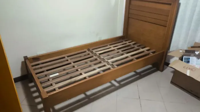 Cama de solteiro em madeira maciça - estrado funcional, bom estado