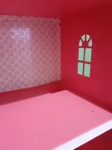 Vendo 1 linda casinha , 1 tapete infantil.