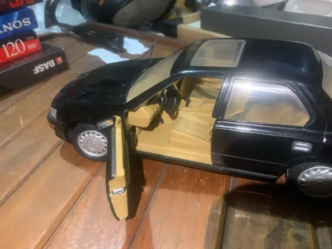 miniatura 1:18 do Lexus LS400 1989 da Road Tough na cor preta